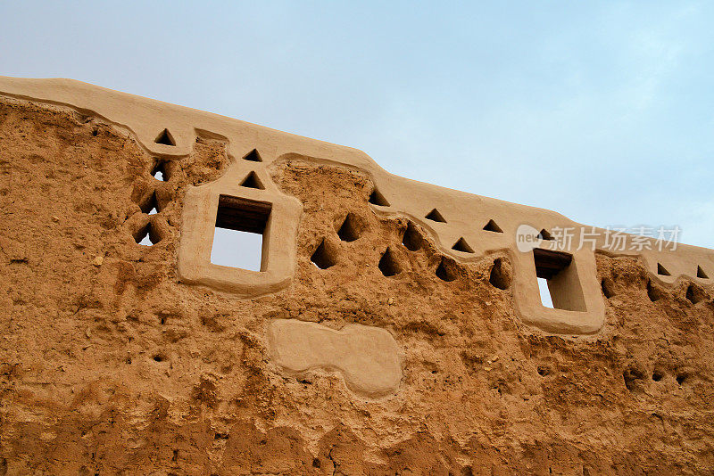 泥砖墙上的窗户和通风孔——Ad Diriyah, At-Turaif区，联合国教科文组织世界遗产，沙特阿拉伯利雅得